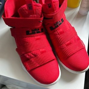 Nike Lebron soldier 11 2018 size 5y /6.5/7 womens